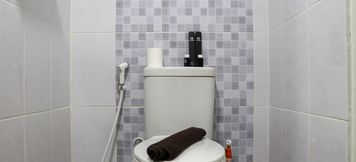 In-room Bathroom 5 Cozy Living Studio at High Floor Tokyo Riverside PIK 2 Apartment By Travelio