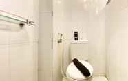 Toilet Kamar 5 Homey 2BR Apartment at Gateway Ahmad Yani Cicadas By Travelio