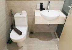 In-room Bathroom 7 Elegant and Spacious 3BR Apartment at La Riz Supermall Mansion By Travelio
