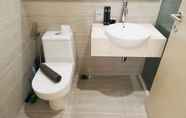 Toilet Kamar 7 Elegant and Spacious 3BR Apartment at La Riz Supermall Mansion By Travelio