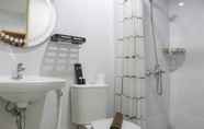 Toilet Kamar 5 Comfy and Best Deal Studio at Patraland Urbano Apartment By Travelio
