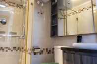 Bilik Mandi dalam Bilik Cozy Living and Nice 2BR Apartment at Green Bay Pluit By Travelio