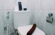 Toilet Kamar 7 Luxury Studio Apartment at Metropark Condominium Jababeka By Travelio