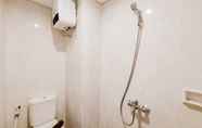 Toilet Kamar 5 Minimalist Studio at Serpong Garden Apartment By Travelio