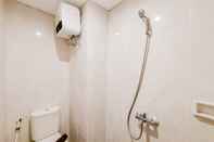 Toilet Kamar Minimalist Studio at Serpong Garden Apartment By Travelio