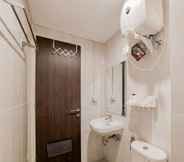In-room Bathroom 5 Cozy Style and Comfort 1BR at Serpong Garden Apartment By Travelio