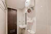 Toilet Kamar Cozy Style and Comfort 1BR at Serpong Garden Apartment By Travelio