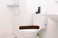 Toilet Kamar Simply Look Studio Room Apartment at Tamansari Mahogany Karawang By Travelio