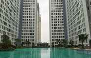 Kolam Renang 6 Serene and Well Designed 2BR Apartment at M-Town Residence By Travelio