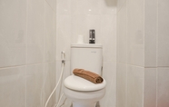 In-room Bathroom 4 Simply and Cozy Studio at Serpong Garden Apartment By Travelio