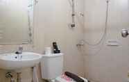 Toilet Kamar 4 Studio Nice at Marina Ancol Apartment By Travelio