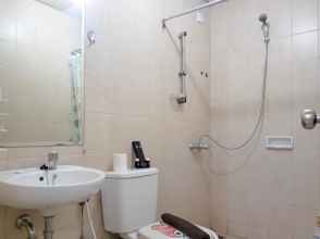 In-room Bathroom 4 Studio Nice at Marina Ancol Apartment By Travelio