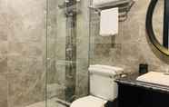 In-room Bathroom 4 Hotel du Monde Classic