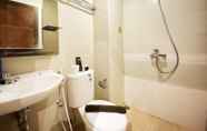 Toilet Kamar 4 1BR Minimalist Apartment at Gateway Pasteur By Travelio