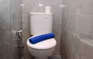 Toilet Kamar 5 Homey and Nice Studio at Sayana Bekasi Apartment By Travelio