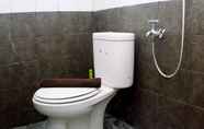 Toilet Kamar 6 Strategic and Nice 2BR at Green Pramuka City Apartment By Travelio