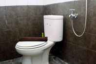 Toilet Kamar Strategic and Nice 2BR at Green Pramuka City Apartment By Travelio