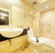 Toilet Kamar 4 1BR Cozy Apartment at Braga City Walk By Travelio