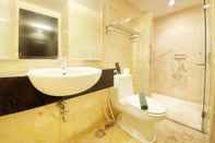 In-room Bathroom 1BR Cozy Apartment at Braga City Walk By Travelio