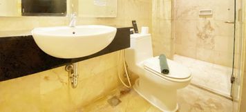 In-room Bathroom 4 1BR Cozy Apartment at Braga City Walk By Travelio