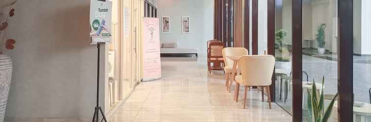 Lobby Comfortable and Elegant Studio Patraland Amarta Apartment By Travelio