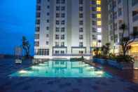 Kolam Renang 2BR Fancy at Skyland City Jatinangor Apartment By Travelio