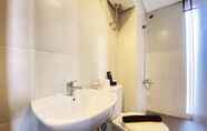 In-room Bathroom 7 2BR Fancy at Skyland City Jatinangor Apartment By Travelio