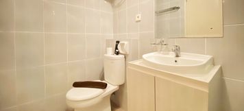 Phòng tắm bên trong 5 Relaxing 1BR at Newton Residence Apartment Bandung By Travelio