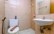Phòng tắm bên trong 4 Studio Relaxing Apartment at Margonda Residence 2 near UI By Travelio