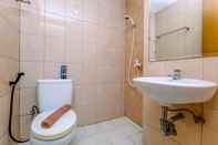 Phòng tắm bên trong Studio Relaxing Apartment at Margonda Residence 2 near UI By Travelio