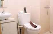 Toilet Kamar 5 Nice Studio Room at Oasis Cikarang Apartment By Travelio