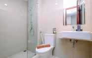 Toilet Kamar 4 Nice and Fancy Studio at Green Sedayu Apartment By Travelio