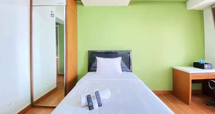 Bedroom Modern Studio Room at Oxford Jatinangor Apartment By Travelio