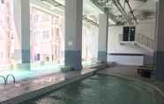 Swimming Pool 6 Classic Studio Room Apartment at Oxford Jatinangor By Travelio