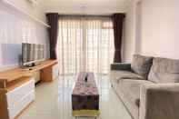 Ruang Umum Cozy Living 2BR Apartment at Gateway Pasteur By Travelio