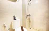 Toilet Kamar 6 Cozy Living 2BR Apartment at Gateway Pasteur By Travelio