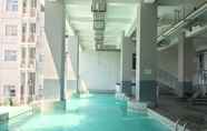 สระว่ายน้ำ 6 Comfy Studio Apartment at Harvard Jatinangor By Travelio