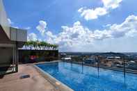 Kolam Renang Homey and New Studio Apartment at Warhol (W/R) Residence By Travelio