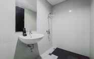 In-room Bathroom 4 Cozy Stay and Warm Studio at Casa de Parco Apartment By Travelio