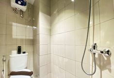 客室内バスルーム 4 Studio Room Comfort at Mekarwangi Square Cibaduyut Apartment By Travelio