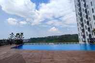 Swimming Pool Modern and Comfortable 1BR without Living Room at Amartha View Apartment By Travelio