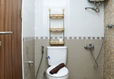 客房浴室 7 Comfy and Nice 2BR Apartment at Royal Olive Residence By Travelio