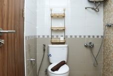 客房浴室 Comfy and Nice 2BR Apartment at Royal Olive Residence By Travelio