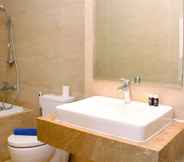 Toilet Kamar 6 Comfortable and Stunning 2BR at Menteng Park Apartment By Travelio