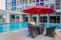 Swimming Pool Minimalist Studio Room at Pacific Garden Alam Sutera Apartment near Campus By Travelio