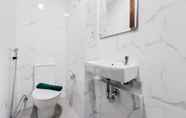 In-room Bathroom 6 Minimalist Studio Room at Pacific Garden Alam Sutera Apartment near Campus By Travelio