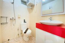 In-room Bathroom 2BR Modern Designed at Suites @Metro Apartment By Travelio