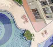 สระว่ายน้ำ 6 Studio Nice at 11th Floor Transpark Cibubur Apartment By Travelio