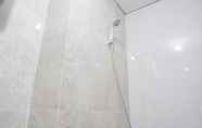 In-room Bathroom 5 Studio Nice at 11th Floor Transpark Cibubur Apartment By Travelio