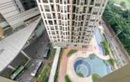 Hồ bơi 7 Studio Nice at 11th Floor Transpark Cibubur Apartment By Travelio